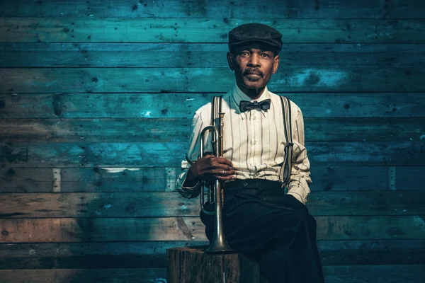 Vintage Afro-Amerikaanse senior jazz-muzikant met trompet in fr — Stockfoto