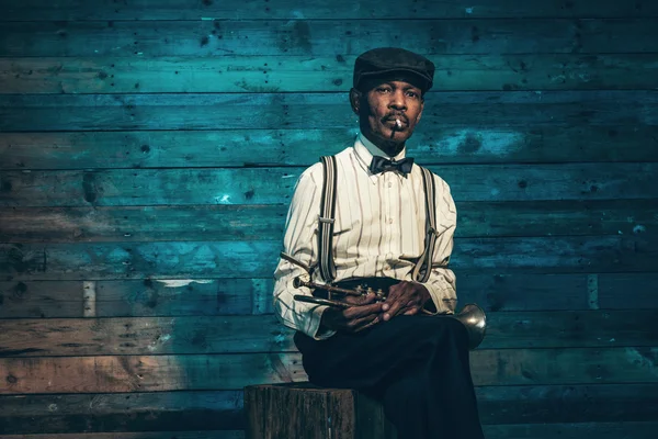 Roken vintage Afro-Amerikaanse senior jazz-muzikant met troef — Stockfoto