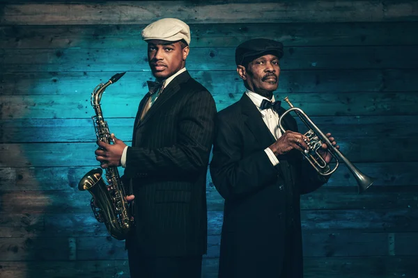 Twee vintage Afro-Amerikaanse jazz muzikanten met trompet en sax — Stockfoto
