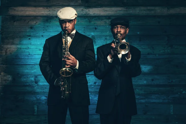 Twee vintage Afro-Amerikaanse jazz muzikanten met trompet en sax — Stockfoto