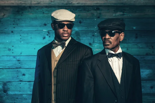 Eski ahşap wa önünde iki vintage Afro-Amerikan gangster — Stok fotoğraf
