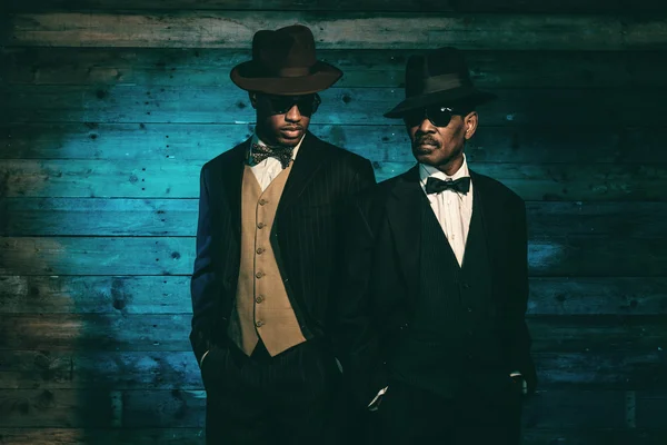 Dois gangsters afro-americanos vintage na frente do velho wa de madeira — Fotografia de Stock