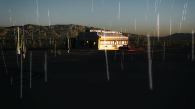 Sunse, yağmur diner ve vintage arabaya, yatay, çöl