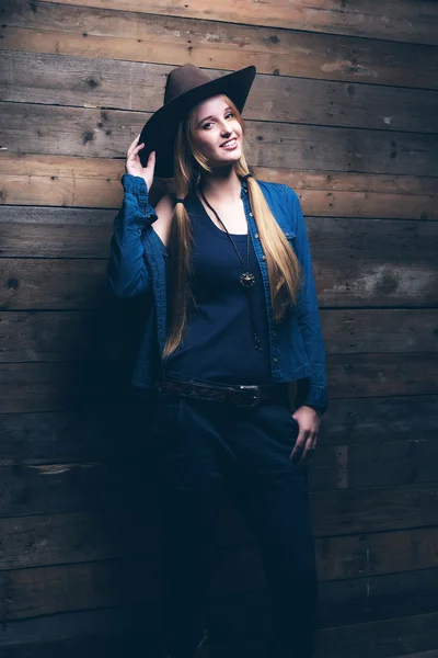 Cowgirl farmer divat nő hosszú, szőke hajjal. Állandó ágai — Stock Fotó