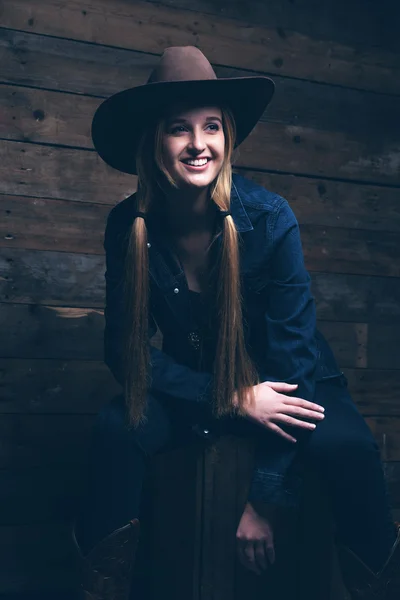 Cowgirl farmer divat nő hosszú, szőke hajjal. Jaj ül — Stock Fotó