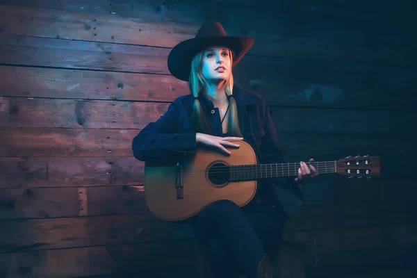 Cowgirl cantante country con chitarra acustica. Indossare jeans blu — Foto Stock