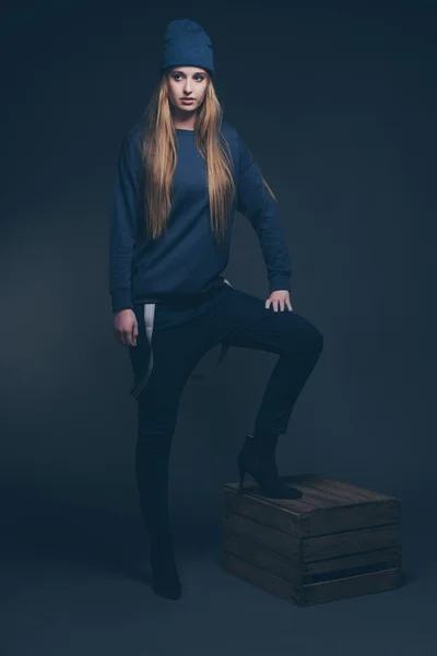 Kobieta moda zima jeans niebieski czapce. Stojąc na vintage — Zdjęcie stockowe
