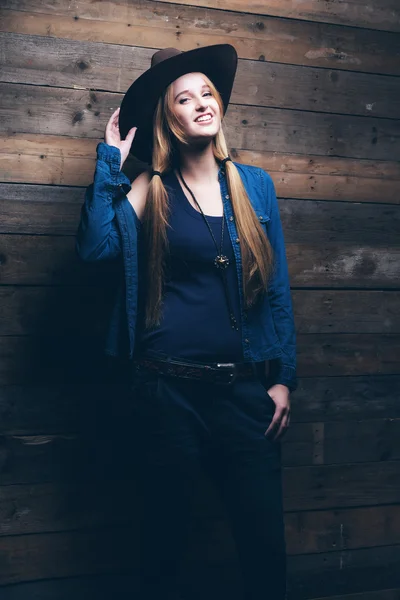 Vaqueira jeans mulher da moda com cabelo loiro longo. Agai de pé — Fotografia de Stock