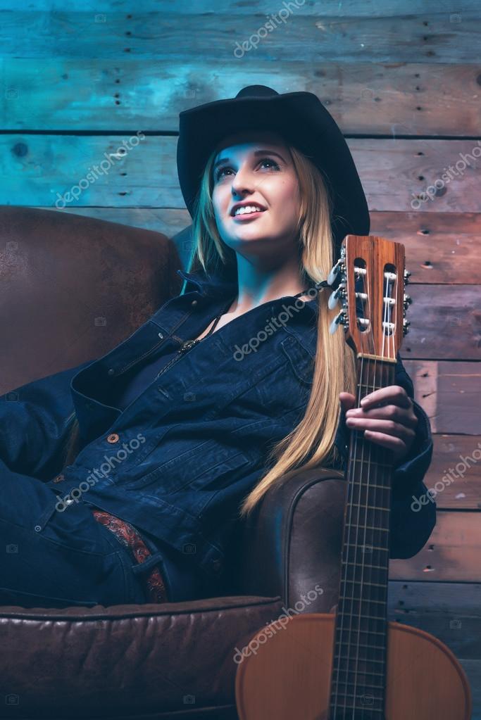 Mulher da música country imagem de stock. Imagem de guitarra - 9587581