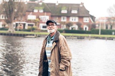 Komuta sizde gözlük ve siyah kap w açık giyen sakallı