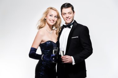 Şampanya ile toasting romantik yılbaşı arifesi moda Çift. 