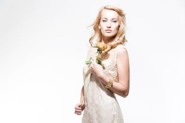 Şehvetli yılbaşı arifesi git giyen sarı saçlı kadın moda