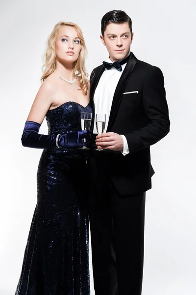 Romantic new year's eve fashion couple toasting with champagne. — Stock Photo, Image