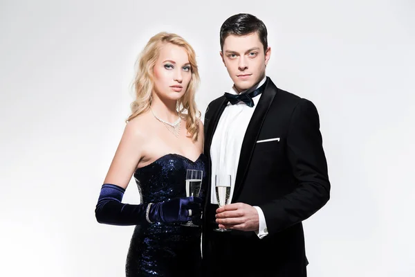 Romantic new year's eve fashion couple toasting with champagne. — Stock Photo, Image