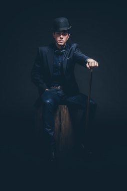 Mavi gömlek, ceket, kot pantolon ve papyon retro moda adam. Biz