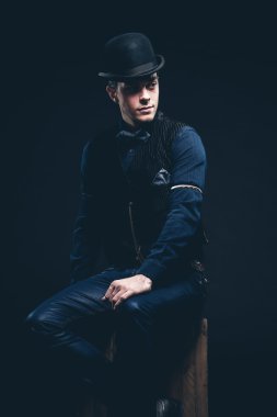 Mavi gömlek, Jile, kot pantolon ve papyon retro moda adam. Wea