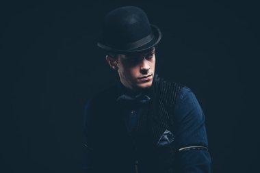 Mavi gömlek, Jile, kot pantolon ve papyon Vintage moda adam. W