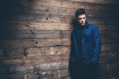 Kış kot moda adam kısa koyu saçlı. Mavi jean giyiyor