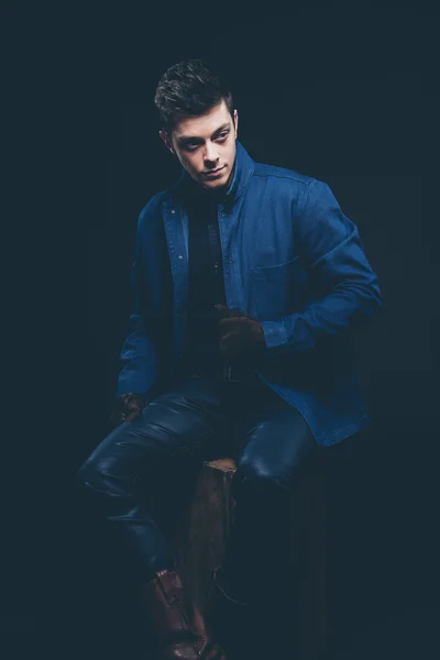 Vaqueros de invierno hombre de moda con pelo corto y oscuro. Usando jean azul — Foto de Stock