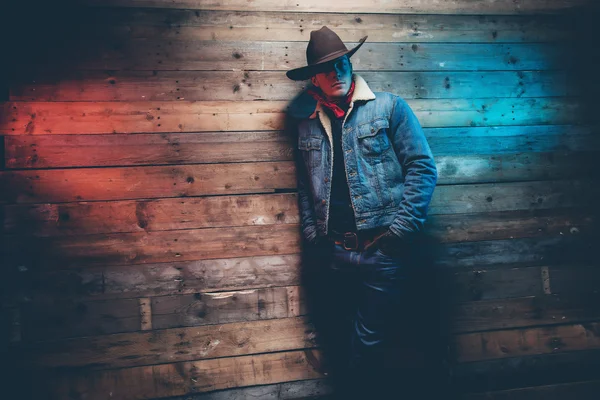 Vaquero de invierno vaqueros hombre de moda. El uso de sombrero marrón, chaqueta vaqueros — Foto de Stock