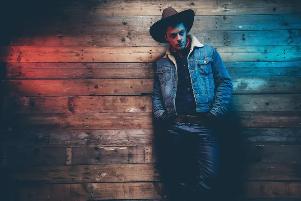 Winter cowboy jeans mode man. Het dragen van bruin hoed, jeans jasje — Stockfoto