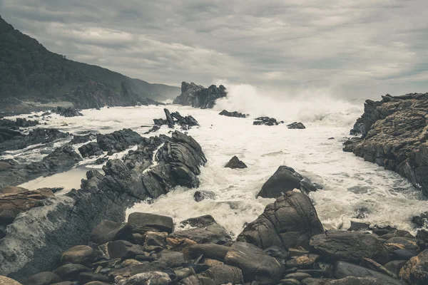 The wild coast of Tsitsikamma National Park with rocks and big w — Stock Photo, Image