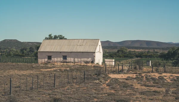 Casa africana con techo de hierro corrugado en Swartberg semi desierto —  Fotos de Stock