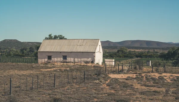 African house with corrugated iron roof in Swartberg semi desert — Stock Photo, Image