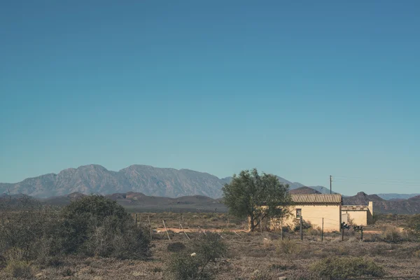 Casa africana com telhado de ferro ondulado em Swartberg semi deserto — Fotografia de Stock