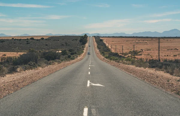 Two cars driving on road in landscape of the Little Karoo. Weste — Stock Photo, Image