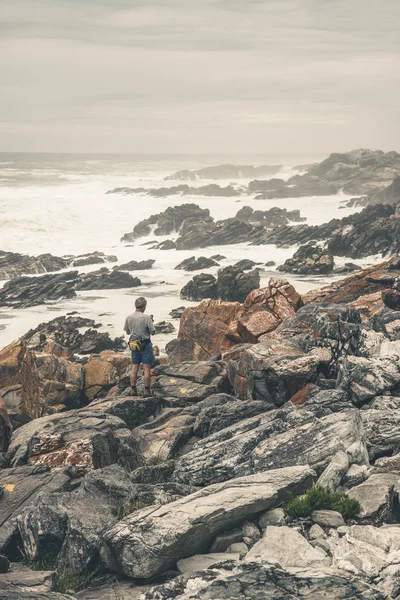 Турист фотографирует дикое побережье Цицикаммы Лицензионные Стоковые Фото