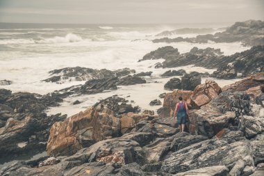 Kadın turist Tsitsikamma Natio vahşi sahil boyunca yürüyüş