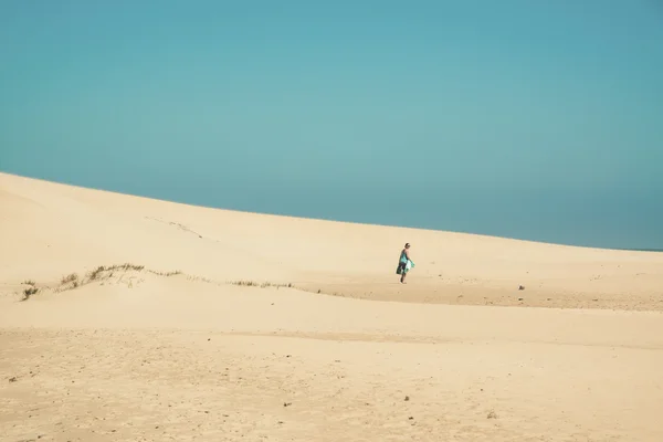 Helle Sanddünen mit Touristinnen am Horizont. cl — Stockfoto