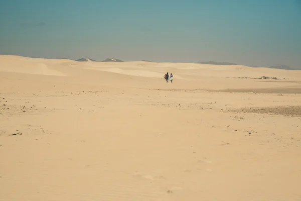 Sand dune landscape with couple walking to the horizon. Clear bl — Stock Photo, Image