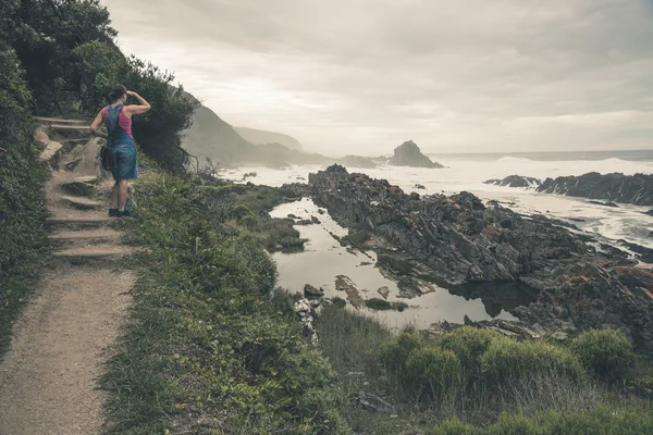 Female tourist viewing the wild coast of Tsitsikamma National Pa — Stock Photo, Image