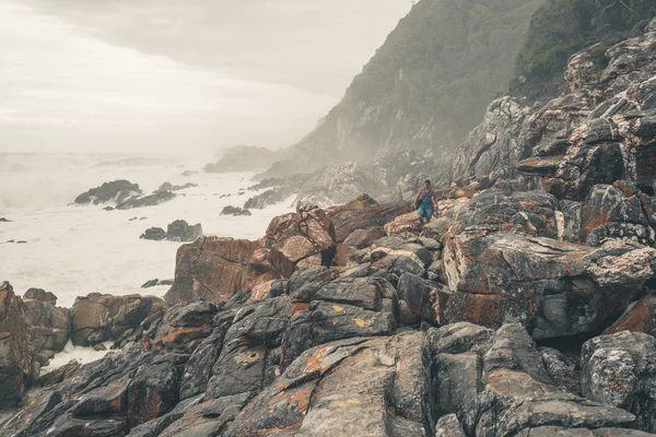 Female tourist hiking along the wild coast of Tsitsikamma Nation — Stock Photo, Image