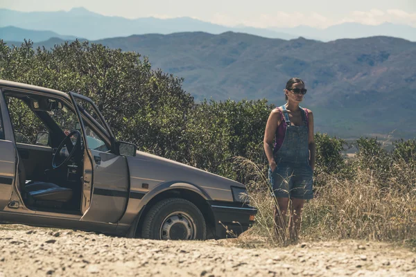 Mujer con gafas de sol de pie junto al coche. Swartberg. C occidental —  Fotos de Stock