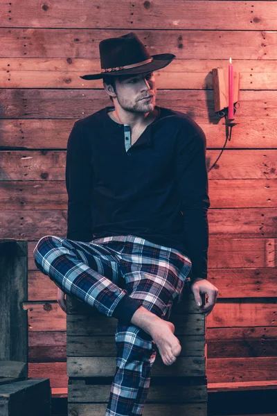 Hombre con pelo rubio y sombrero de vaquero marrón con somnífero de invierno —  Fotos de Stock