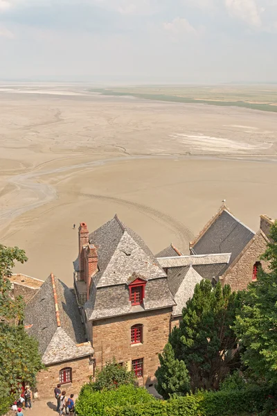 Toeristen en architectuur op Mont St Michel — Stockfoto