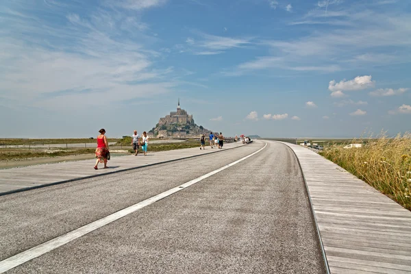 Turistas caminando hacia Mont St Michel, Francia —  Fotos de Stock