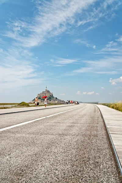 Touristes s'approchant du Mont St Michel — Photo