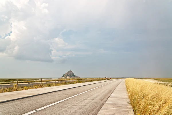 Route déserte menant au Mont St Michel — Photo