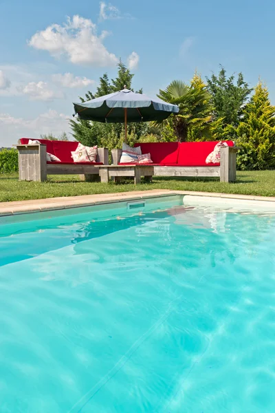 Invitando a la fresca piscina azul turquesa —  Fotos de Stock