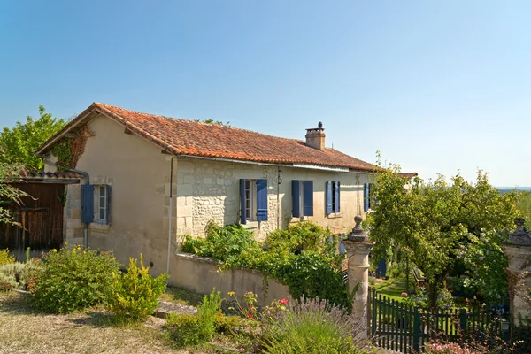 Ancienne petite maison aux plantes vertes — Photo