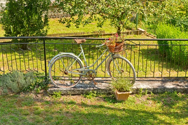 Zabytkowych rowerów w płot — Zdjęcie stockowe