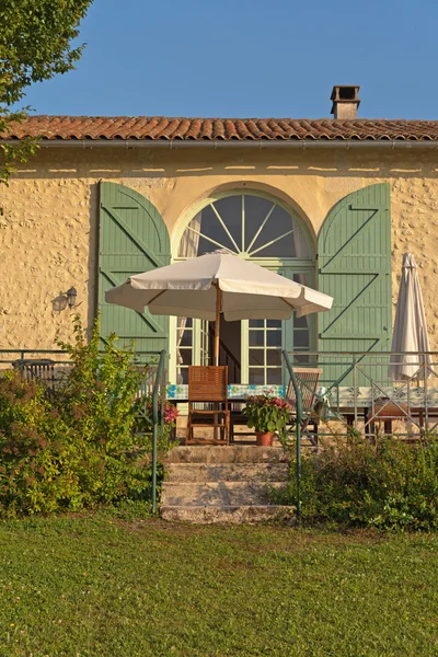 Chaises avec parapluie blanc — Photo