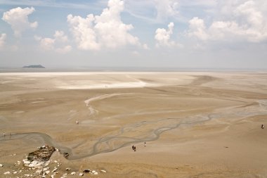 Beach Normandiya üzerinde yürüyen insanlar