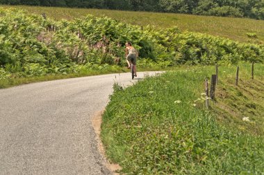 Bisiklet süren kadın