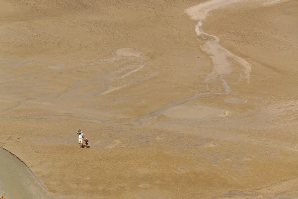 Rodzic i dziecko na plaży — Zdjęcie stockowe