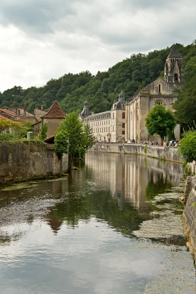 Rivière européenne avec maisons et arbres — Photo